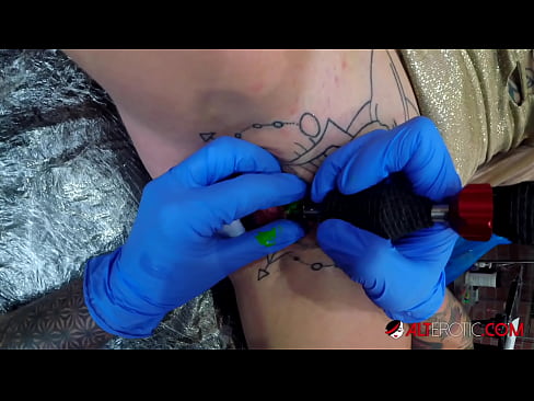 ❤️ Extremadamente tatuado hottie Sully Savage consiguió un tatuaje en su clítoris ❤️ Video de sexo en es.ru-pp.ru ❌️❤️❤️❤️❤️❤️❤️❤️
